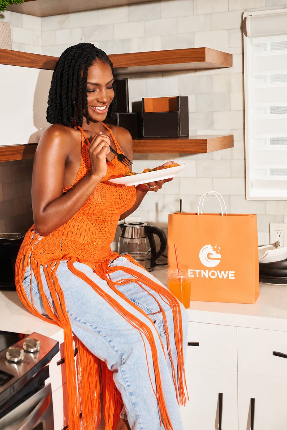 ETNOWE takeaway bag with a home-cooked style meal